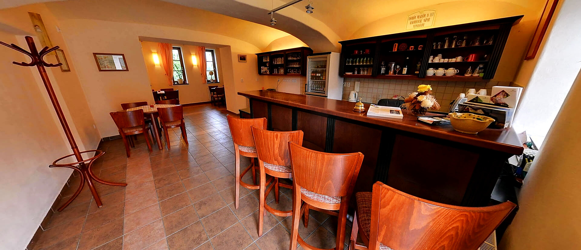 Bar s cihlovou klenbou v salonku penzionu Nad Oborou