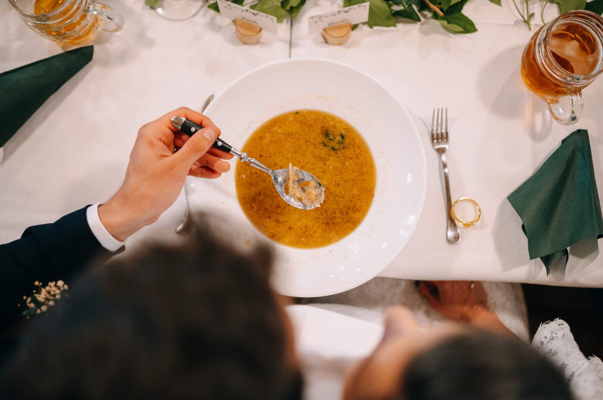 Servírování svatební polévky u slavnostně prostřené tabule