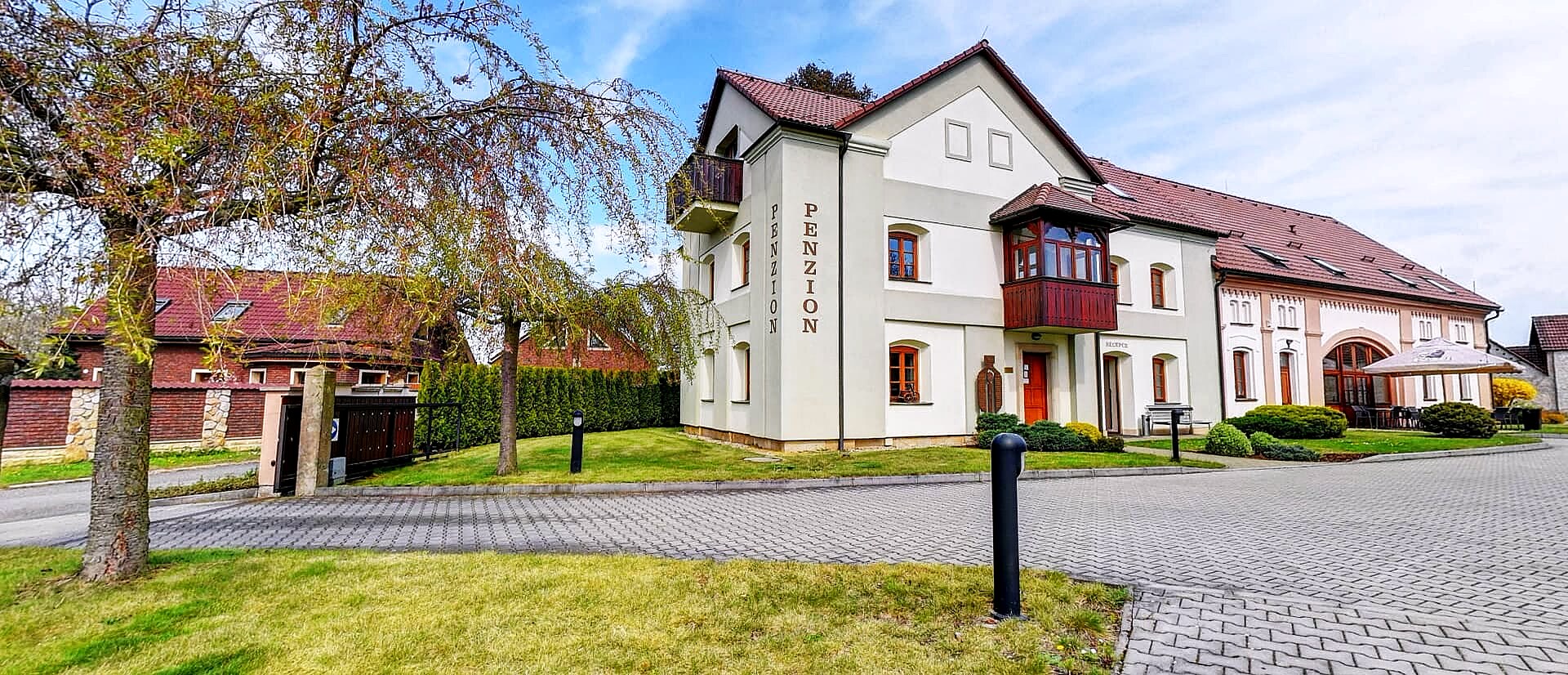 Hlavní budova penzionu Nad Oborou s recepcí v Hradci Králové