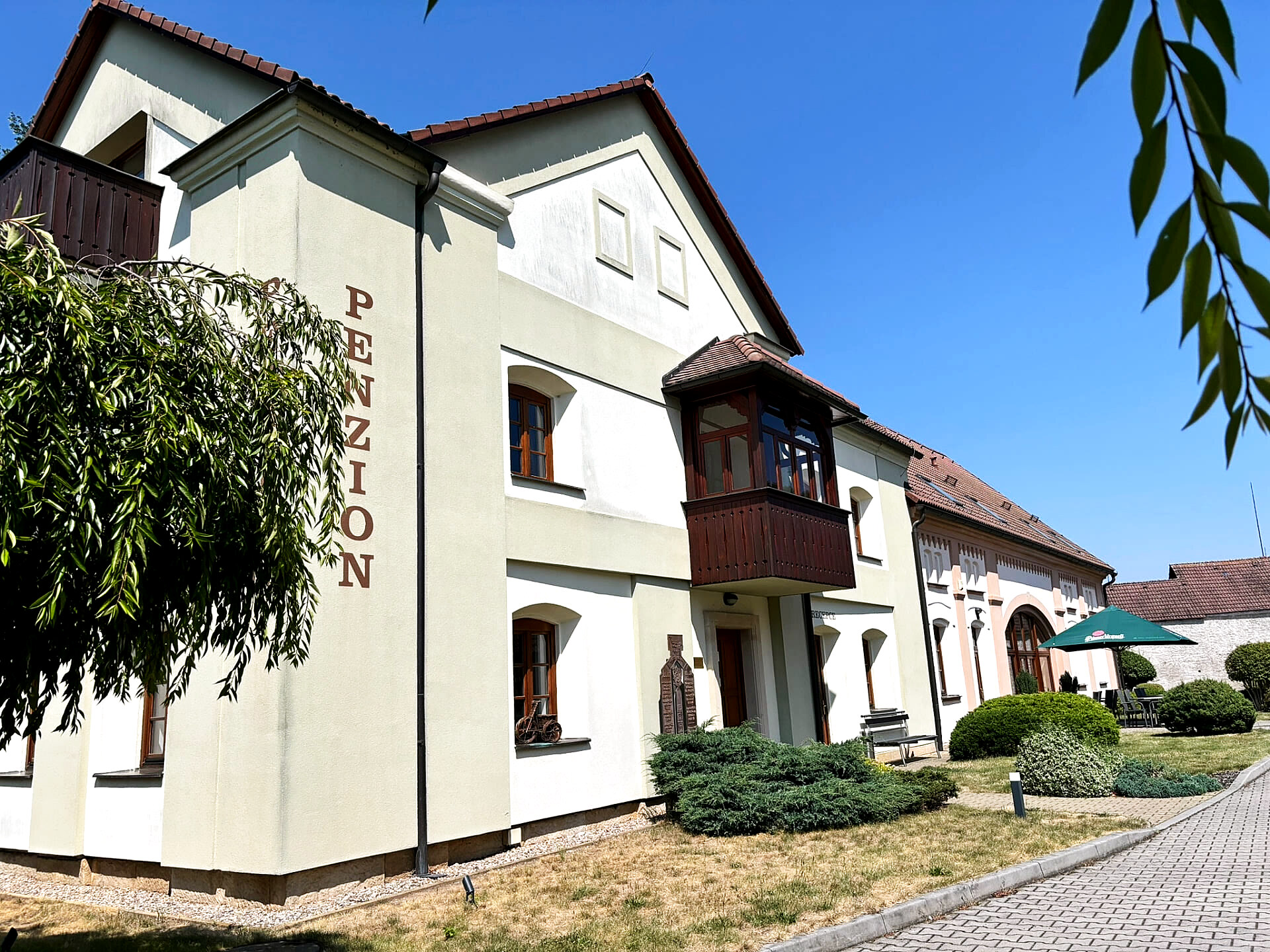 Zrekonstruovaná budova statku z 19. století s ubytováním v Hradci Králové