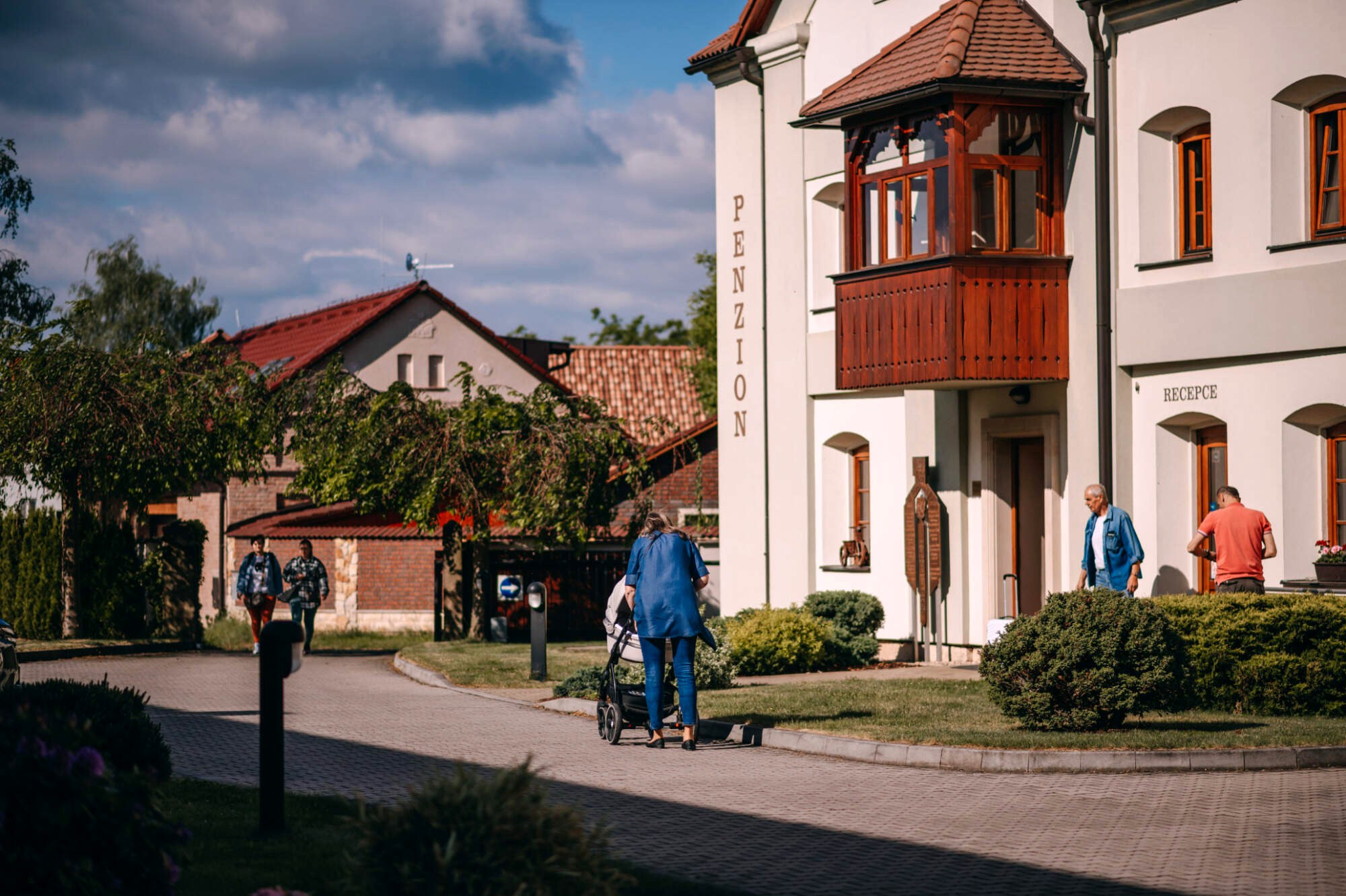 Vstup k recepci penzionu Nad Oborou v Hradci Králové – Věkoších