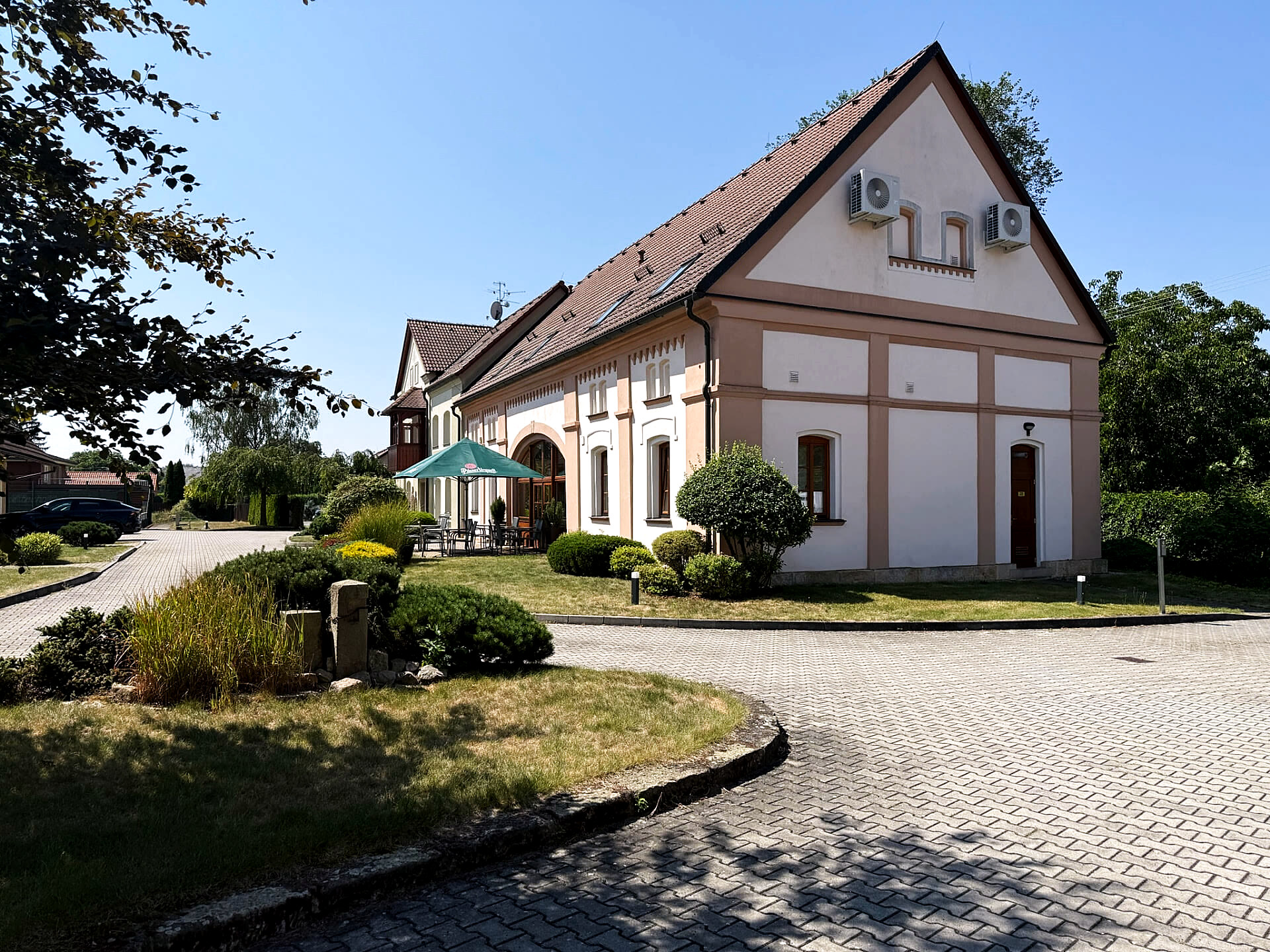 Pohled na areál penzionu Nad Oborou — ubytování Věkoše