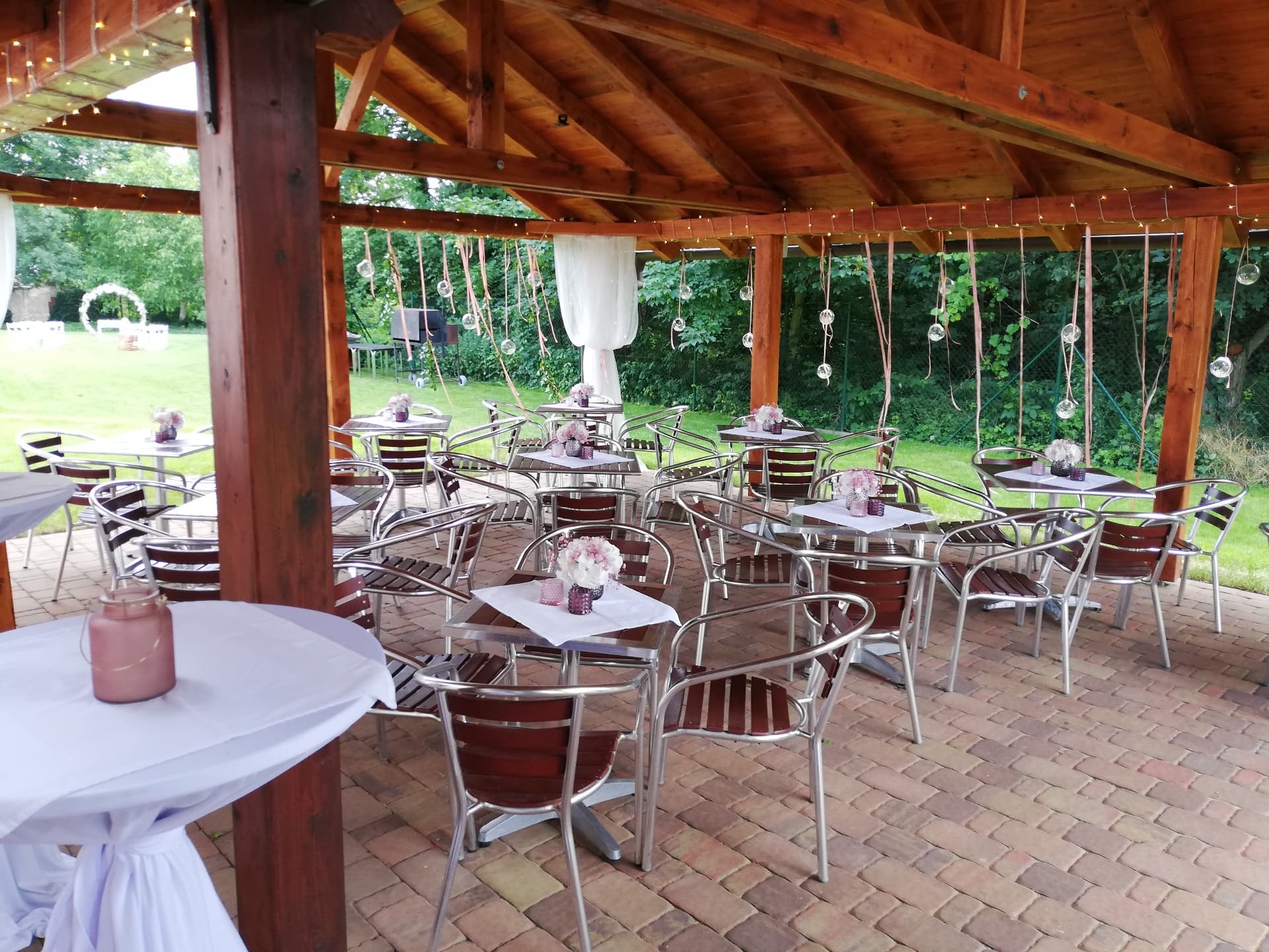 Dřevěná pergola v zahradě penzionu vyzdobená pro svatební oslavu